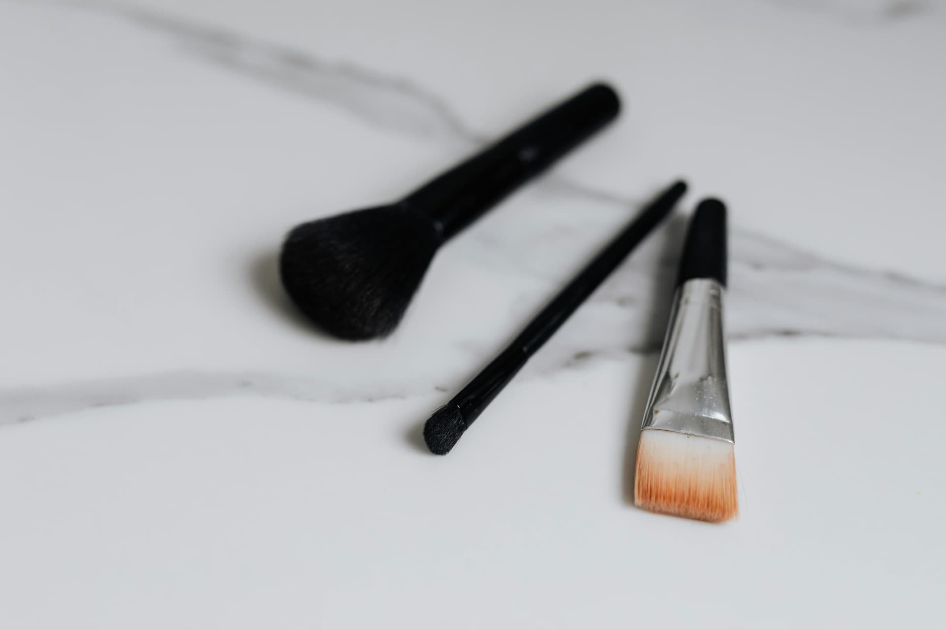 Brow pen for natural-looking eyebrow definition